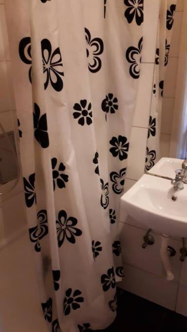 וינה Simple Apartment 10 Minutes To Downtown מראה חיצוני תמונה