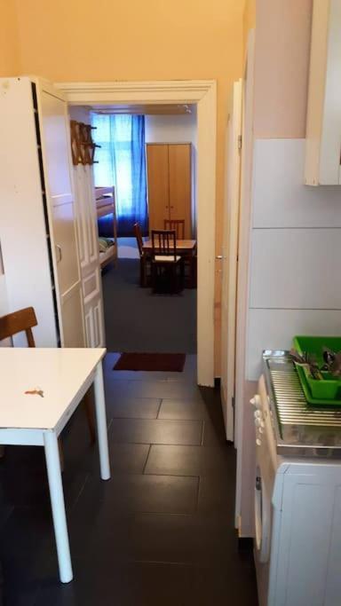 וינה Simple Apartment 10 Minutes To Downtown מראה חיצוני תמונה
